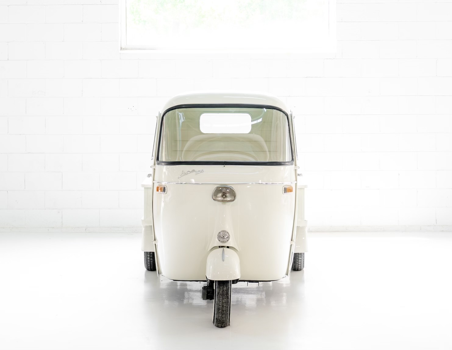 White Pickup Ape — front view