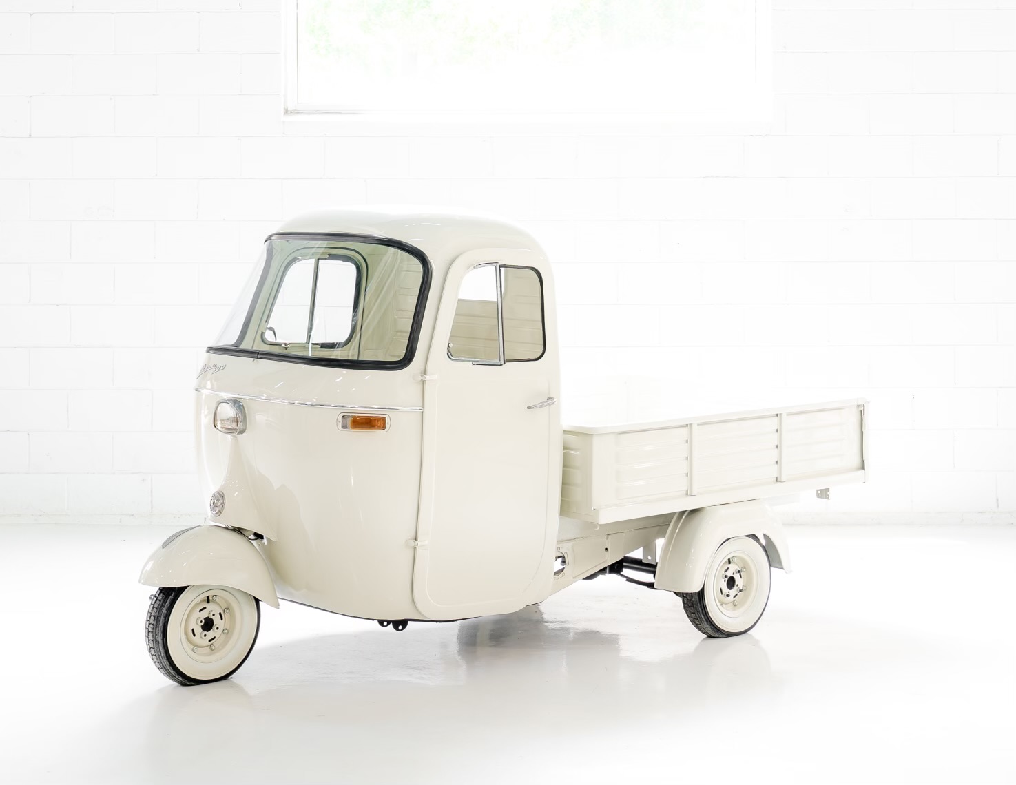 White Pickup Ape — studio shot